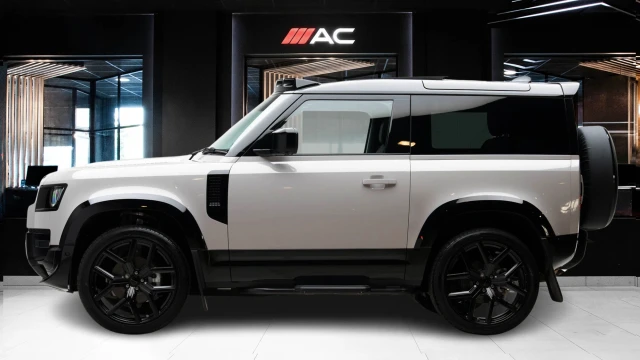 Land Rover Defender Image 2