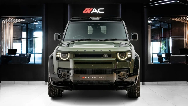 Land Rover Defender Image 2