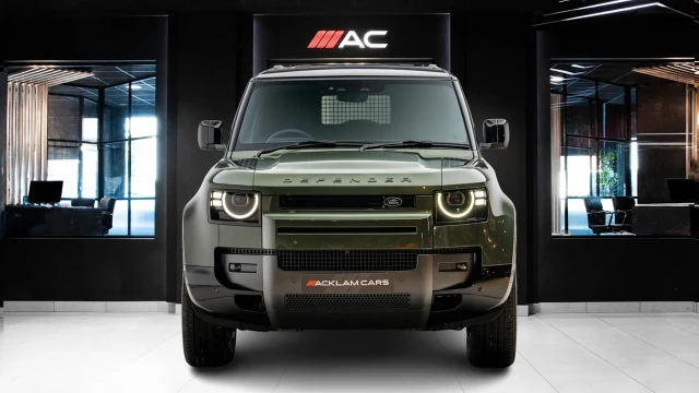 Land Rover Defender Image 2
