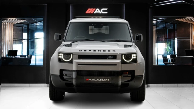 Land Rover Defender Image 2