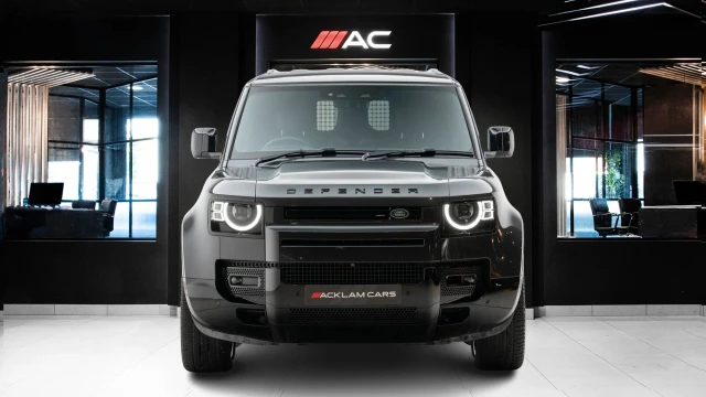 Land Rover Defender Image 4