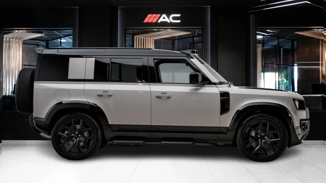 Land Rover Defender Image 3