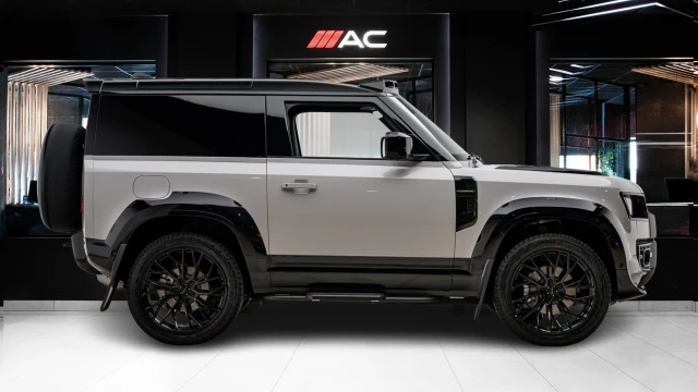Land Rover Defender Image 3