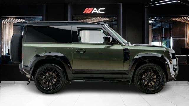 Land Rover Defender Image 3
