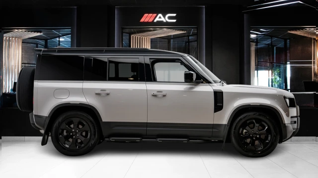 Land Rover Defender Image 3
