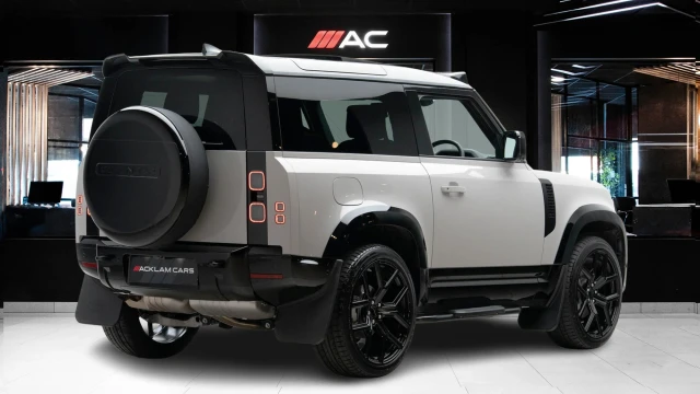 Land Rover Defender Image 4