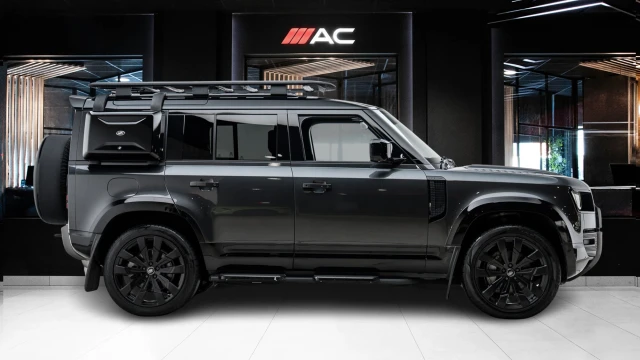 Land Rover Defender Image 3