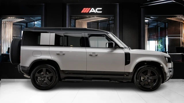 Land Rover Defender Image 3