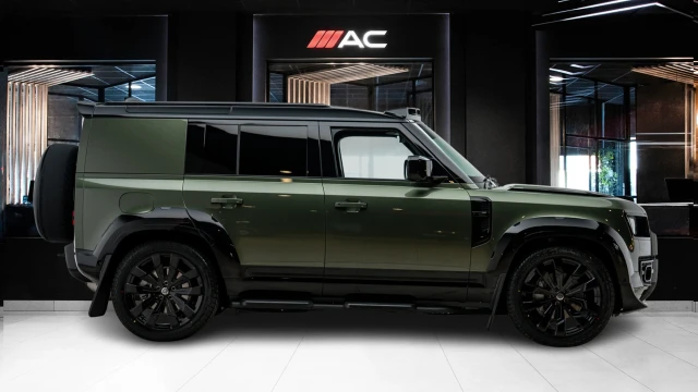 Land Rover Defender Image 3
