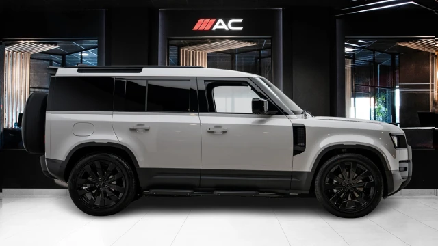 Land Rover Defender Image 3