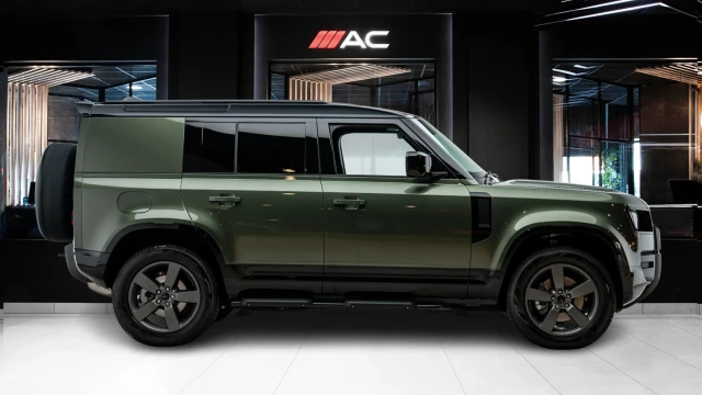 Land Rover Defender Image 3