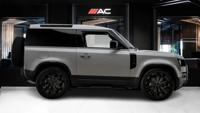 Land Rover Defender Image 3