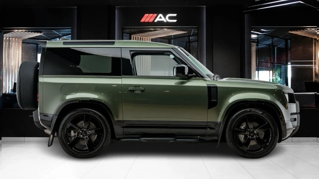 Land Rover Defender Image 3