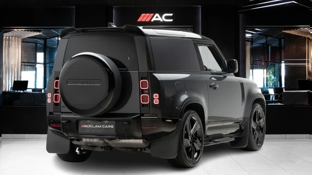Land Rover Defender Image 5