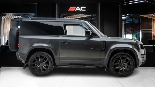 Land Rover Defender Image 3