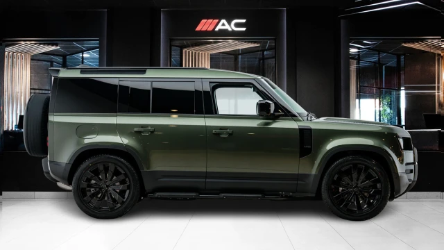 Land Rover Defender Image 4