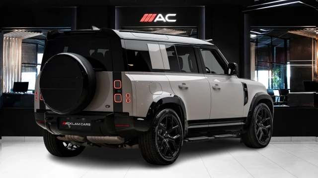 Land Rover Defender Image 4