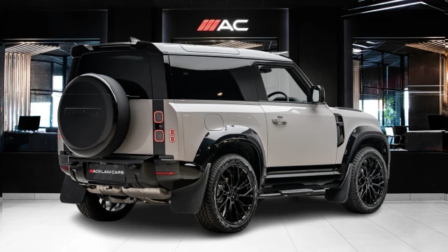 Land Rover Defender Image 4
