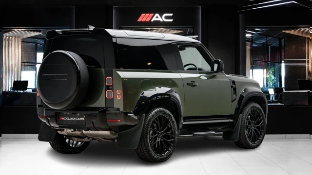 Land Rover Defender Image 4