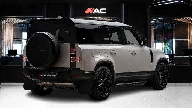 Land Rover Defender Image 4