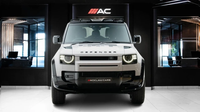 Land Rover Defender Image 3