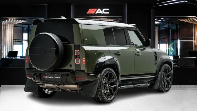 Land Rover Defender Image 4