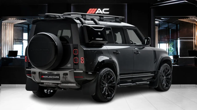 Land Rover Defender Image 4