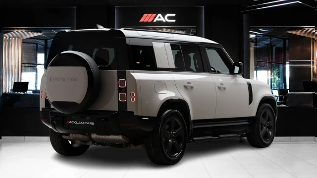 Land Rover Defender Image 4