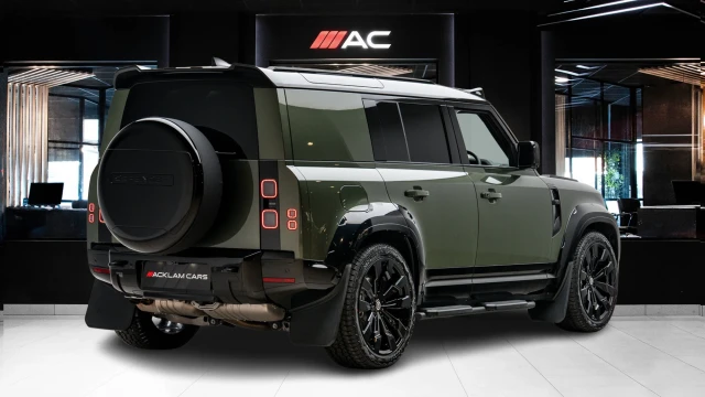 Land Rover Defender Image 4