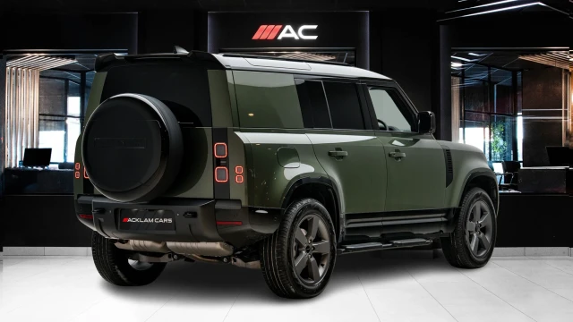 Land Rover Defender Image 4