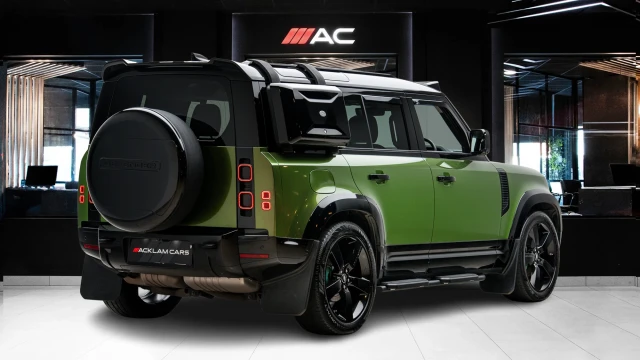 Land Rover Defender Image 4
