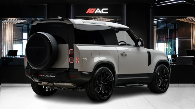 Land Rover Defender Image 4