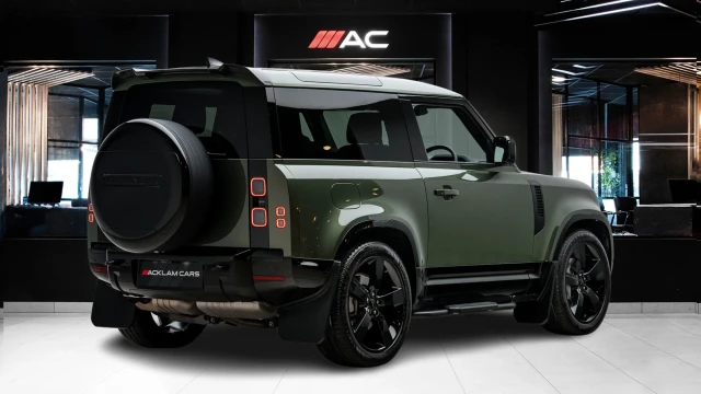 Land Rover Defender Image 4