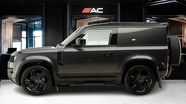 Land Rover Defender Image 6