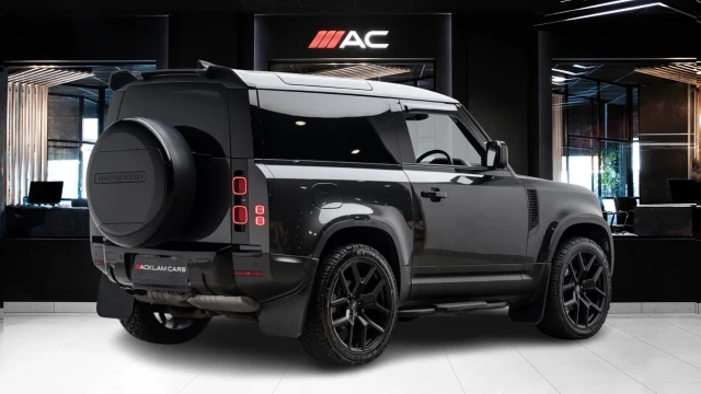 Land Rover Defender Image 4