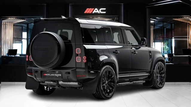 Land Rover Defender Image 4
