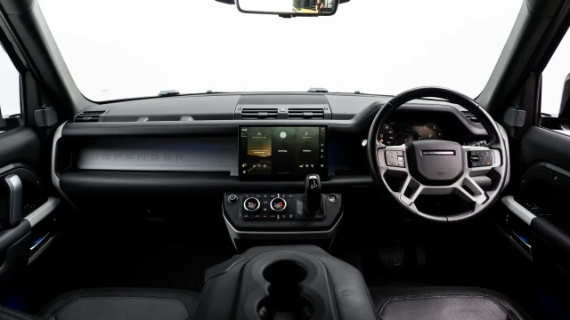 Land Rover Defender Image 5