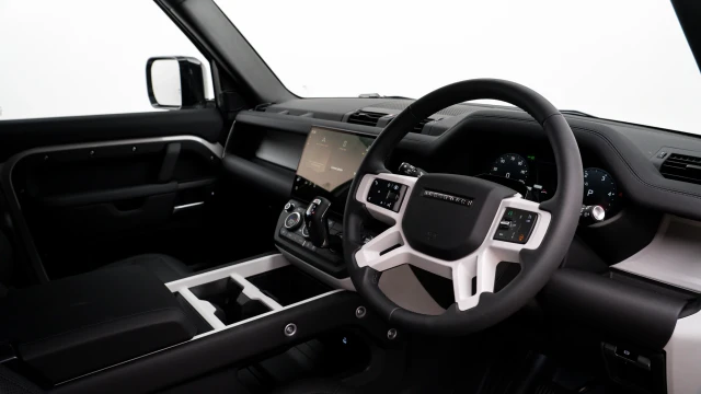Land Rover Defender Image 5