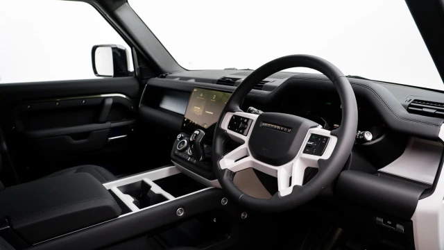 Land Rover Defender Image 5