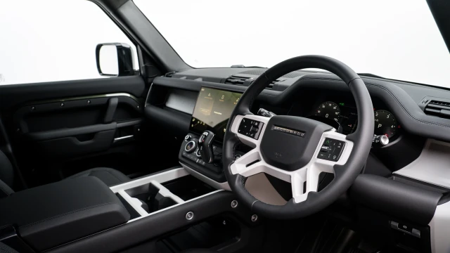 Land Rover Defender Image 5