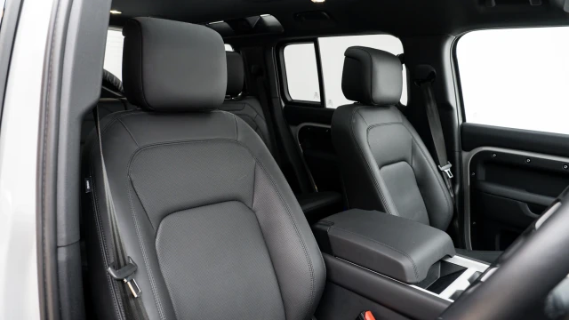 Land Rover Defender Image 6