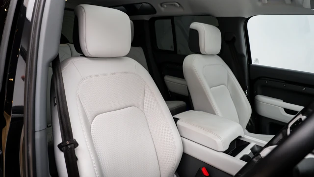 Land Rover Defender Image 6