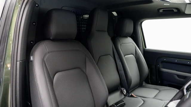 Land Rover Defender Image 6