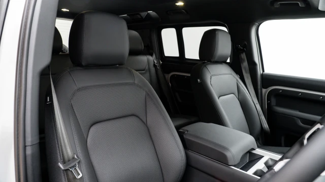 Land Rover Defender Image 6