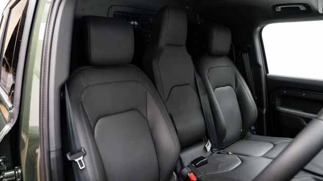 Land Rover Defender Image 6
