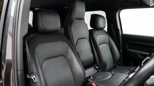 Land Rover Defender Image 6