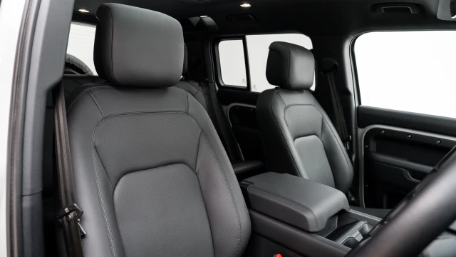 Land Rover Defender Image 6