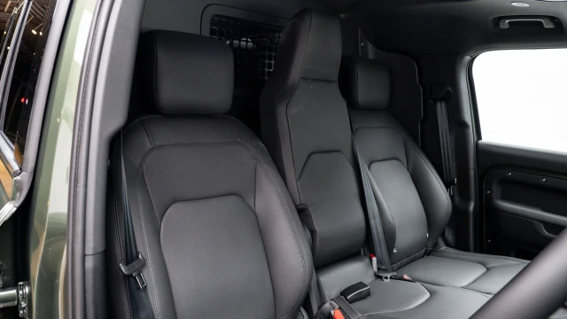 Land Rover Defender Image 6