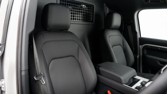 Land Rover Defender Image 6