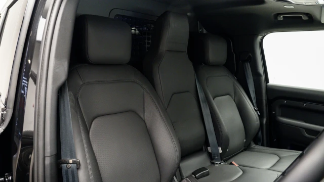 Land Rover Defender Image 6